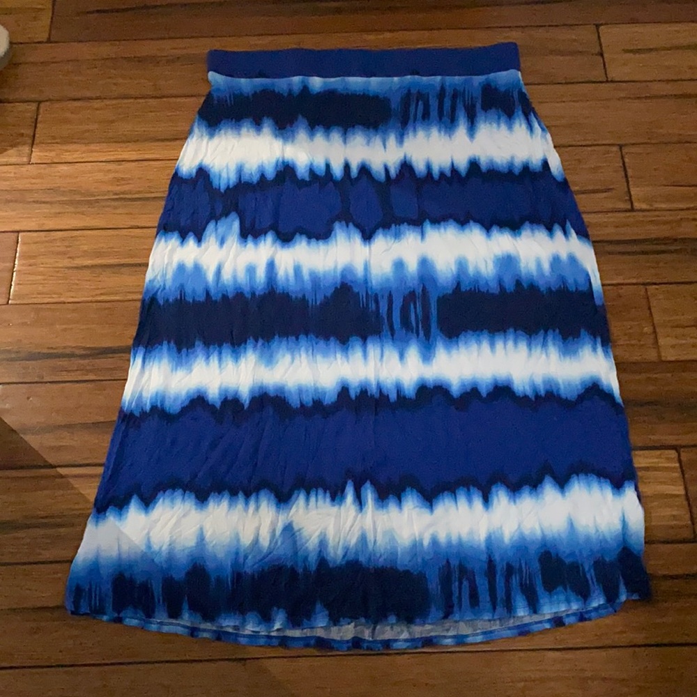 blue & white maxi skirt. 💙